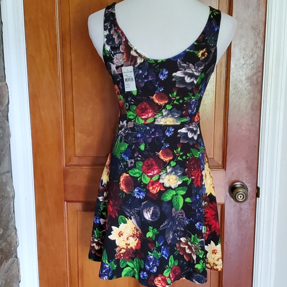Gorgeous Floral Skater type dress. - Picture 4 of 7